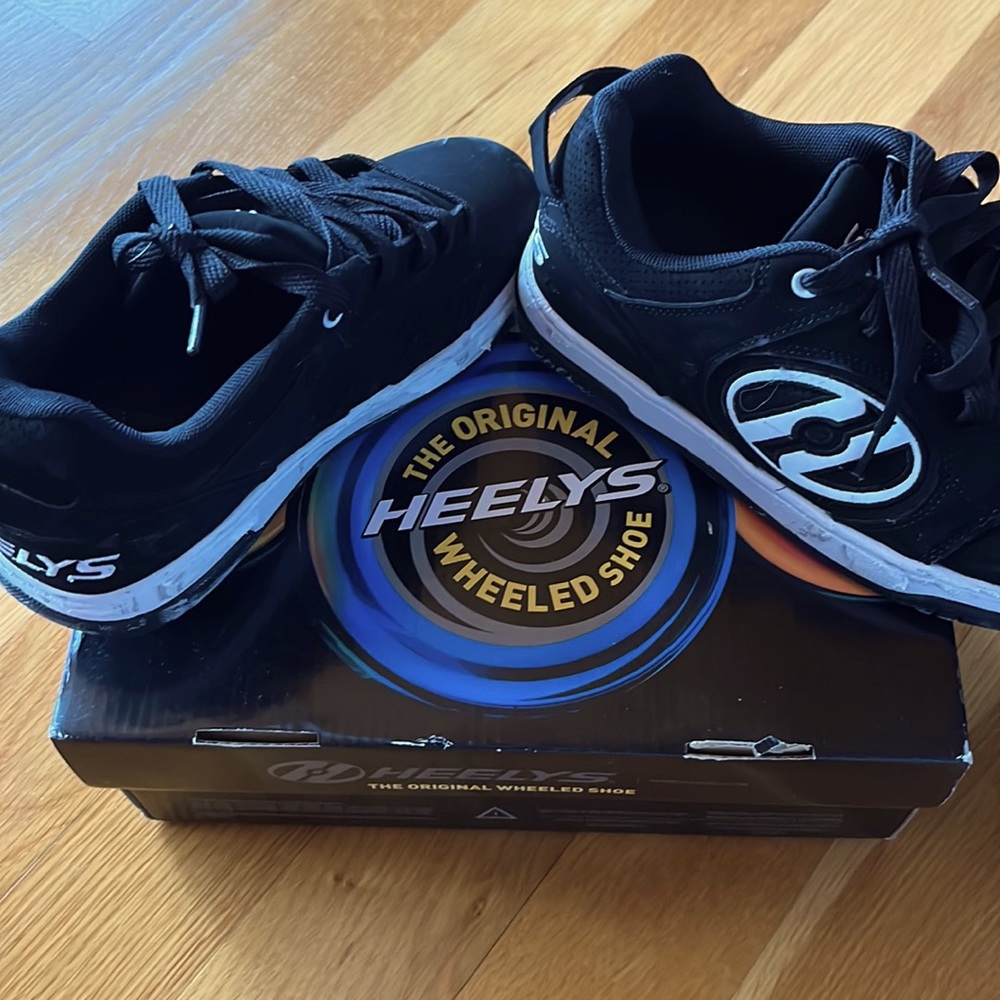 Heely sneakers youth size 5 rarely worn in great shape